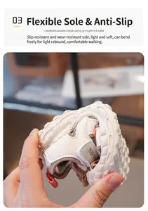 Primo piano della suola altamente flessibile e morbida di questi sandali in mesh per bambini.