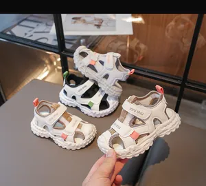 Vista dettagliata dei sandali per bambini in rete traspirante con velcro.