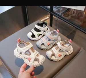 Sandali per bambini in mesh traspirante con cinturini regolabili in velcro e suola morbida