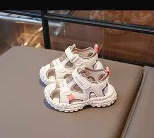 Dettaglio dei sandali bianchi traspiranti per bambini con design in mesh e velcro