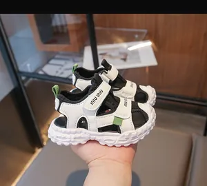 Dettaglio di sandali per bambini in mesh con cinturini in velcro e suole morbide antiscivolo