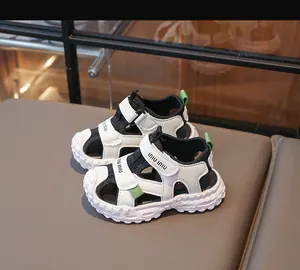 Sandali per bambini in mesh traspirante bianco e nero con chiusura a velcro e suola morbida