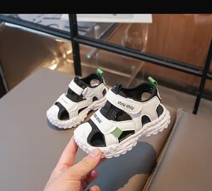 Sandali estivi per bambini in rete traspirante con suole morbide antiscivolo e chiusura velcro.