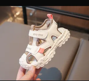 Dettaglio di sandali estivi per bambini con rete traspirante e cinturini in velcro