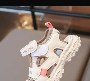 Dettagliato primo piano di un sandalo bianco per bambini con inserti in mesh e rosa