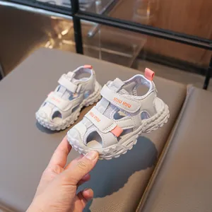 Sandali per bambini in rete traspirante con suole morbide antiscivolo e velcro.