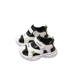 Sandali per bambini in rete traspirante con suola morbida e velcro.