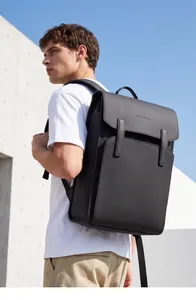 Seitenprofil des minimalistischen schwarzen Mark Ryden Herrenrucksacks mit viel Platz