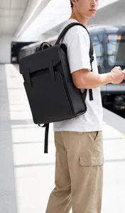 Moderner schwarzer minimalistischer Laptop-Rucksack für Herren im U-Bahn-Pendler-Stil