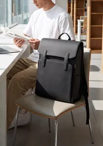 Großer schwarzer Mark Ryden Rucksack auf einem Stuhl in einer Bibliothek