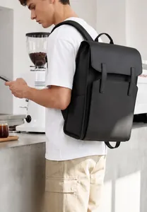 Rückansicht eines eleganten schwarzen Laptop-Rucksacks mit minimalistischen Gurten