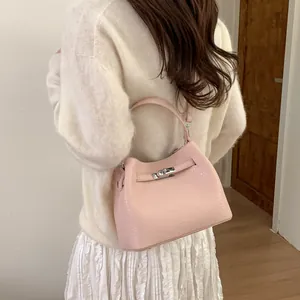 Stilvolle lässige rosa Beuteltasche aus Leder mit silbernem Drehverschluss für Damen