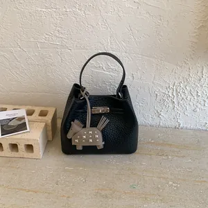 Elegante schwarze strukturierte Eimertasche mit Silberschloss und Pferdeanhänger