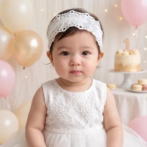 Gros plan d'un bébé portant un bandeau en dentelle blanche pour son 1er anniversaire.