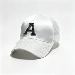 Cappellino da baseball alla moda in raso bianco con rete e lettera A in strass luccicanti