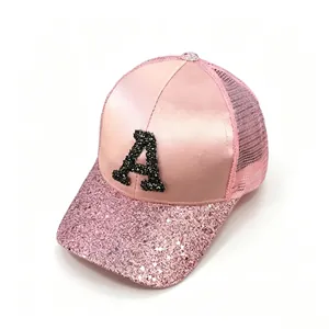 Dettaglio del cappellino da baseball in raso rosa con lettera A in strass e visiera glitterata
