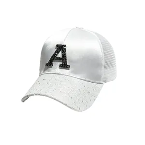 Cappellino trucker in raso bianco con lettera A in strass neri e tesa con paillettes argentate
