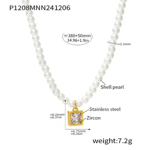 Dettaglio della collana di perle con ciondolo geometrico in zircone e dimensioni