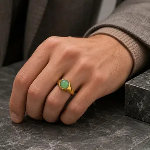 Bague chevalière élégante en acier inoxydable doré avec une aventurine verte ronde