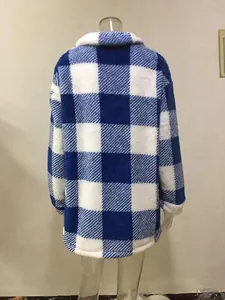 Vista posteriore di una giacca in pile sherpa a scacchi blu e bianchi, consistenza morbida