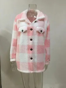 Vista dettagliata di una comoda giacca in pile sherpa a scacchi rosa e bianchi