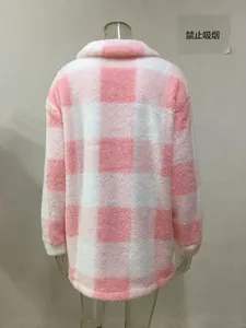 Vista posteriore dettagliata di una calda giacca in peluche sherpa a scacchi rosa e bianca