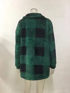 Vista posteriore della giacca in pile a scacchi verde e nera da donna invernale