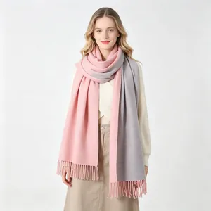 Sciarpa calda reversibile in finto cashmere rosa e grigio indossata