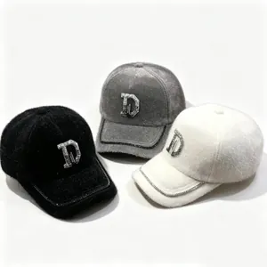 Casquette de Baseball d'Hiver en Fausse Fourrure pour Femmes Mode Strass Lettre D Mohair Chaud Peluche Chapeau Extérieur Casual