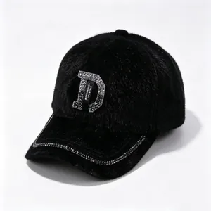 Casquette de baseball en fausse fourrure de vison avec lettre D en strass et chaîne.