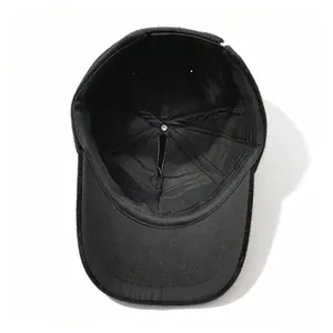 Vue détaillée de l'intérieur d'une casquette de baseball d'hiver en fausse fourrure
