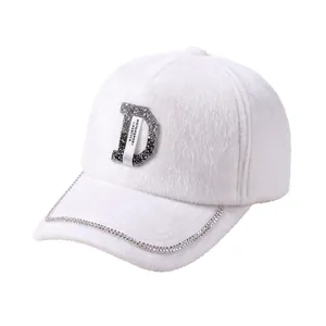 Casquette chic en fausse fourrure de vison blanc avec logo D en strass et chaîne
