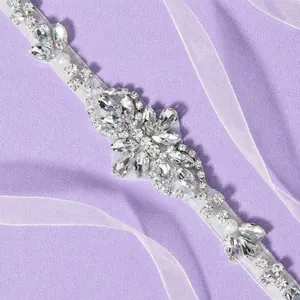 Élégante ceinture de mariée avec strass brillants et ruban d'organza pour mariage.