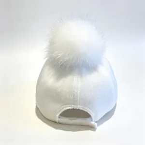 Rückansicht einer weißen Winter-Baseballkappe mit großem, flauschigem Bommel-Detail