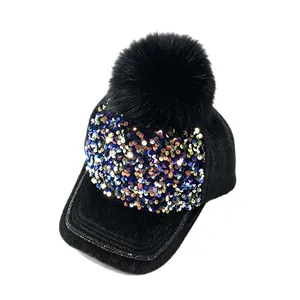 Schwarze Winter-Baseballkappe mit funkelnden bunten Pailletten und großem Pelz-Pompon