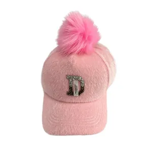 Stijlvolle roze faux fur baseballpet met strasletter D en een grote pompon bovenop