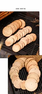 Detail von natürlichen Kiefernholzscheiben mit Jahresringen und vorgebohrten Löchern für DIY