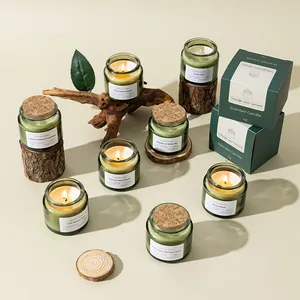 Set di candele profumate in cera di soia naturale in barattoli di vetro verde per regali.