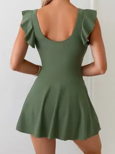 Vista posteriore di un costume da bagno intero verde con spalline a volant e gonna