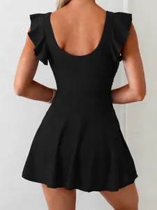 Elegante vista posteriore di un vestito da bagno nero con maniche a volant e gonna svasata