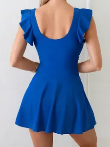 Vista posteriore di un costume a vestitino blu reale con maniche a volant e gonna a ruota.