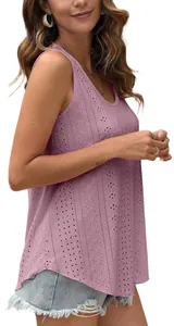 Gedetailleerd zijaanzicht van een mauve mouwloze top met subtiele opengewerkte motieven.