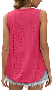 Vue arrière détaillée de l'élégant haut sans manches rose à œillets pour femme en été