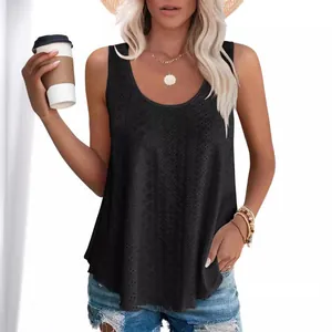 T-shirt sans manches noir décontracté pour femme avec col rond et motif ajouré.