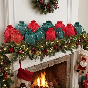 Bolsas de regalo festivas de terciopelo con estampado dorado sobre una chimenea de Navidad