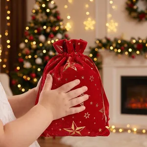 Elegante bolsa de terciopelo rojo con estrellas doradas para regalos de Navidad y dulces