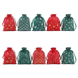 Set de bolsas de regalo de terciopelo con cordón y patrones navideños metálicos en oro y plata