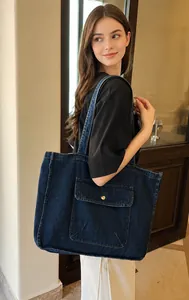 Detailansicht einer großen dunkelblauen Jeans-Tragetasche mit praktischer Fronttasche