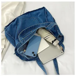 Große Denim-Tragetasche mit viel Platz für Laptop und wichtige Dinge des täglichen Bedarfs