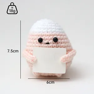 Detalle de muñeco de ganchillo hecho a mano con dimensiones de 7,5 cm de altura